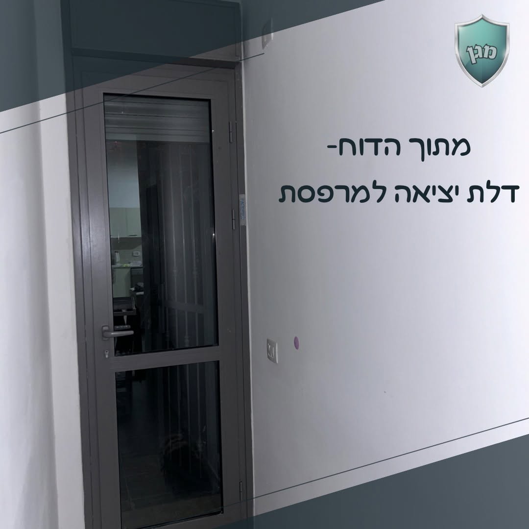 רוחב דלת יציאה אחורית למרפסת צר משמעותית מהמקובל בבדיקה